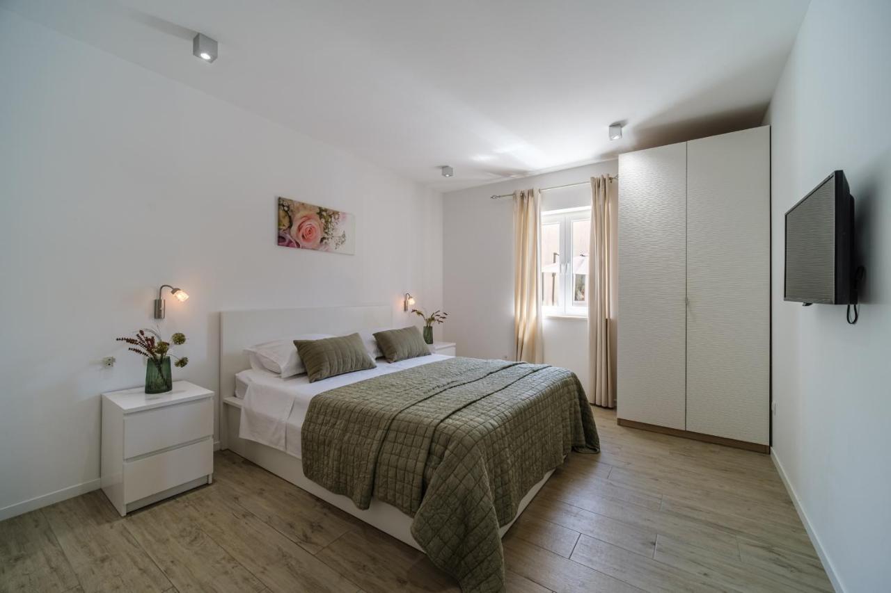 Villa Tm With Private Heated Pool, Poolhouse & Private Garage Milna  Exterior photo