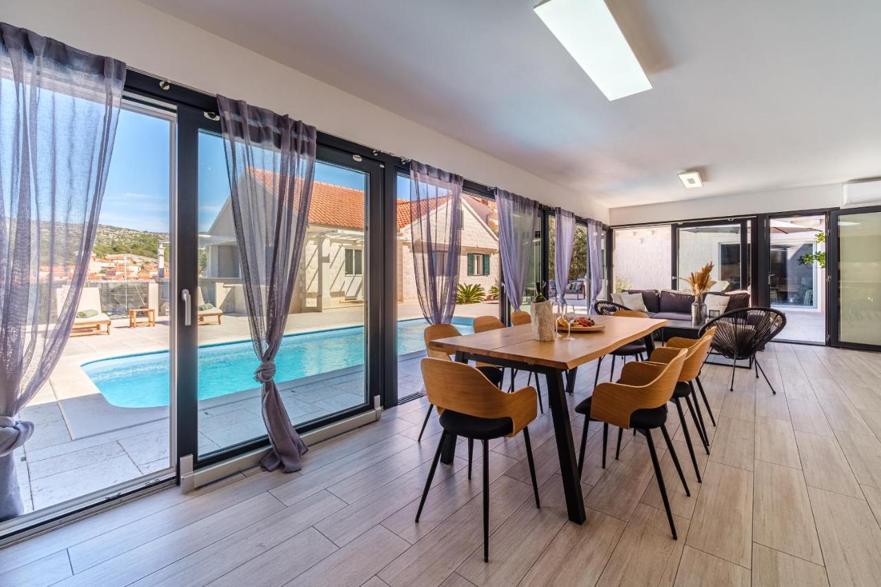 Villa Tm With Private Heated Pool, Poolhouse & Private Garage Milna  Exterior photo