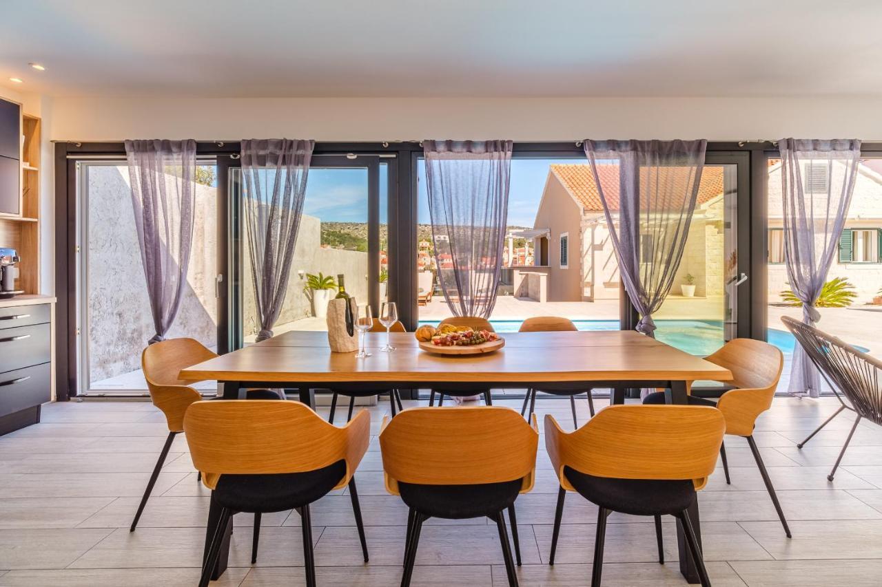Villa Tm With Private Heated Pool, Poolhouse & Private Garage Milna  Exterior photo